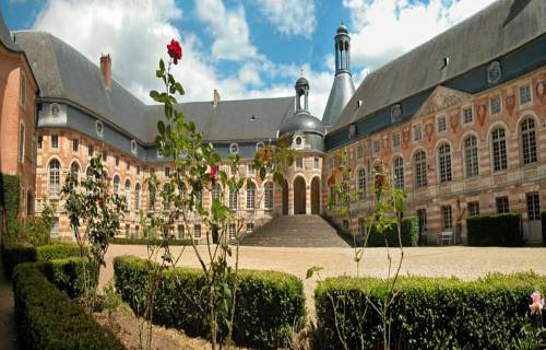 Saint-Fargeau Francia mega código de promoción booking.com
