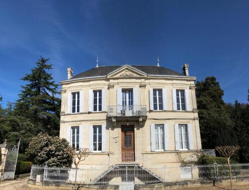 Saint-Michel-De-Fronsac France mega hotel