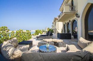 Dubai United Arab Emirates mega hotel