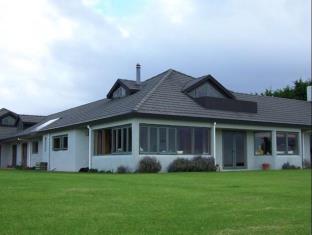 Whangaroa New Zealand mega hotel